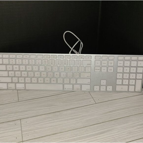 Genuine Apple A1243 White Wired Mac Standard USB Keyboard With Numeric Keypad - Picture 2 of 11